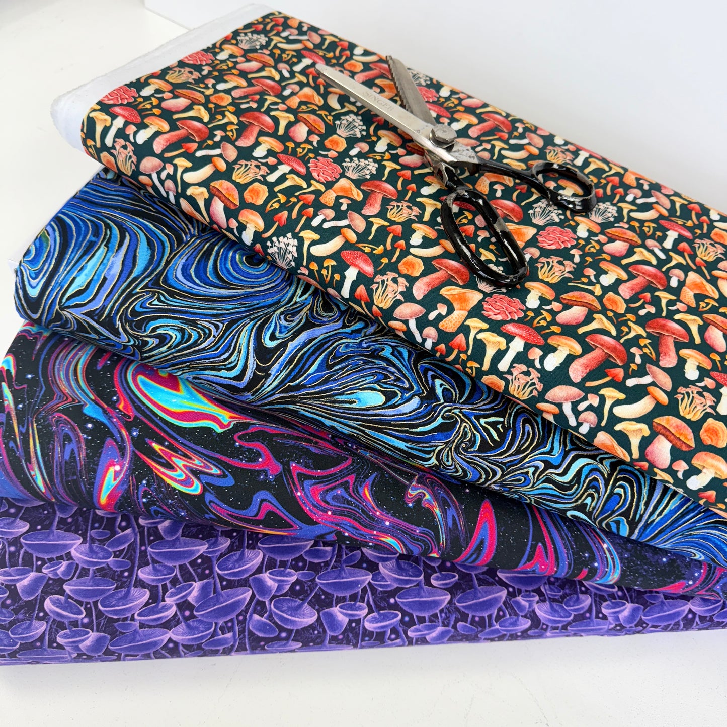 Timeless Treasures - Bioluminescente Mushrooms - Purple