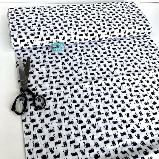 Timeless Treasures - Mini Tossed Black Cats - White