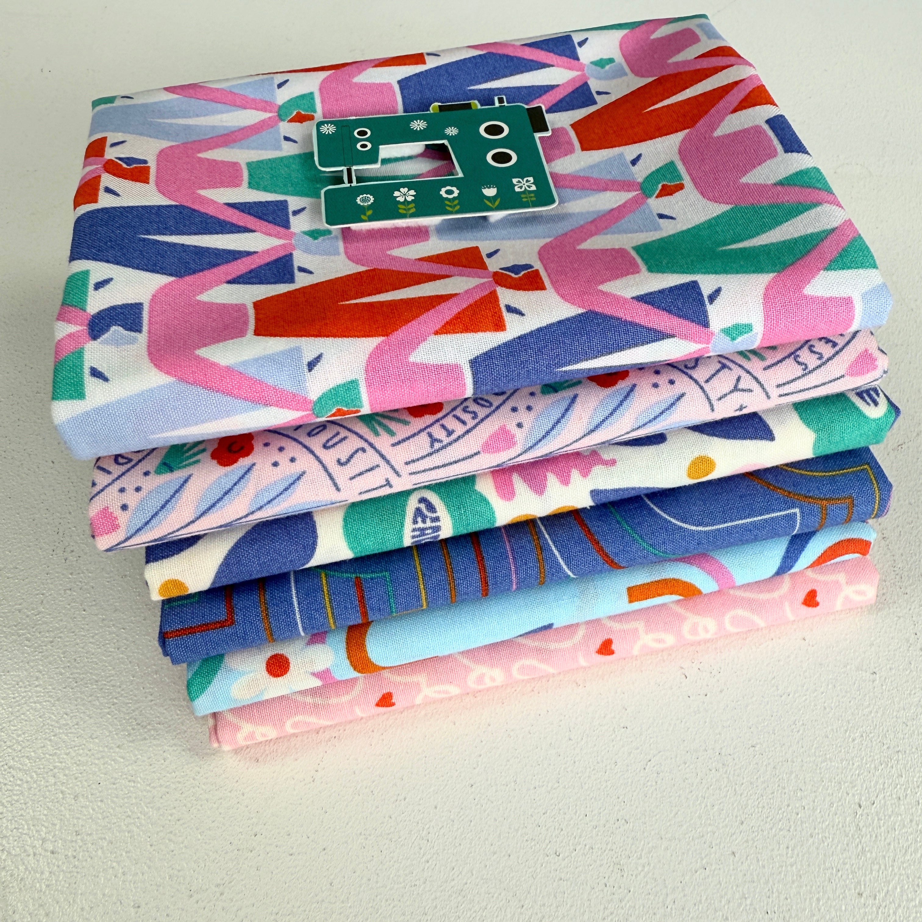 Fat Quarter Bundles: Universal Love (GOTS)