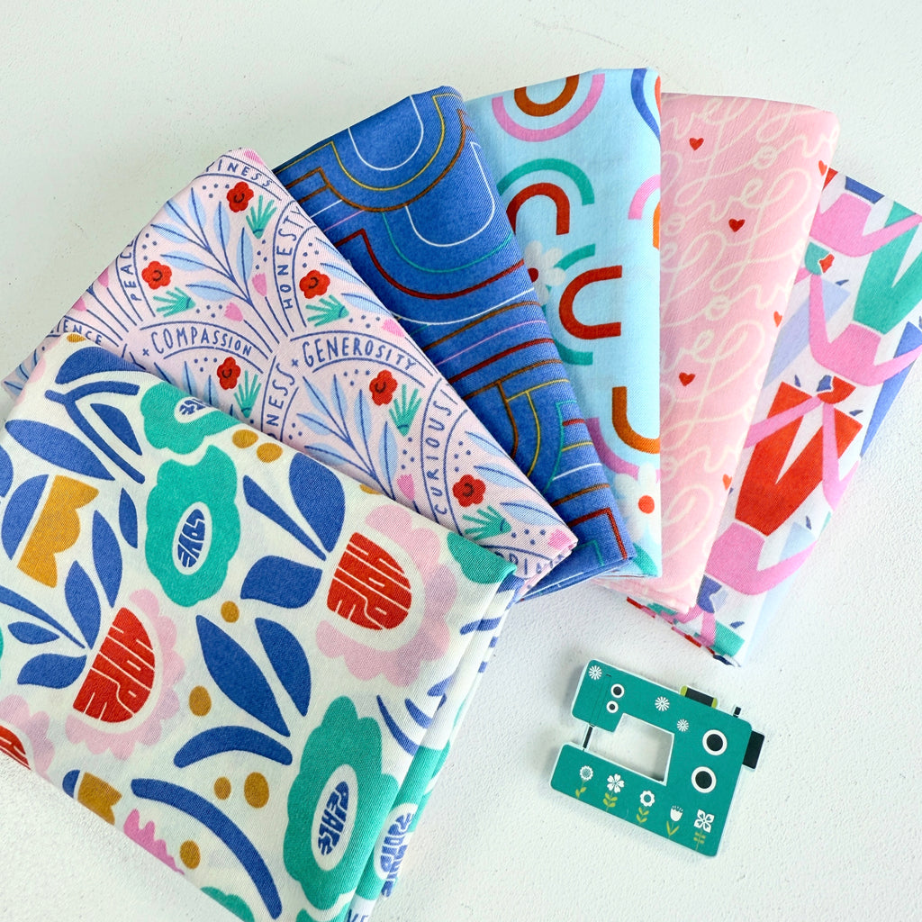 Fat Quarter Bundles: Universal Love (GOTS)