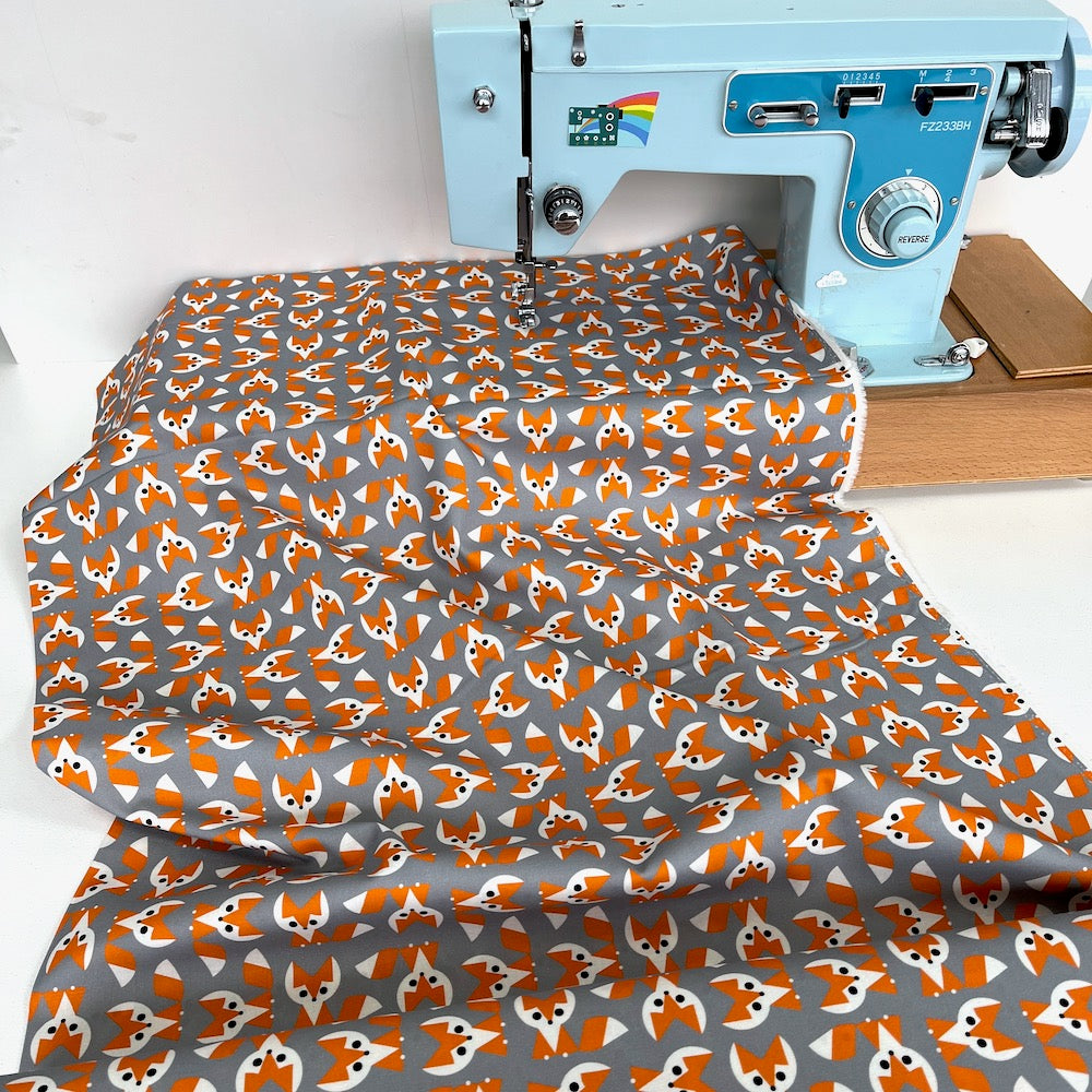 Remnant of Cloud 9 GOTS Fabric - Ed Emberley Faves - Foxes Grey (125cm)