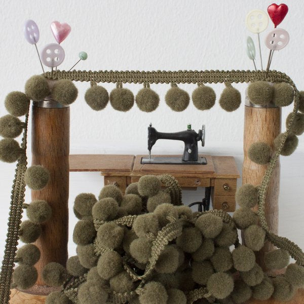 Medium Pom Pom Trim - Frumble Fabrics